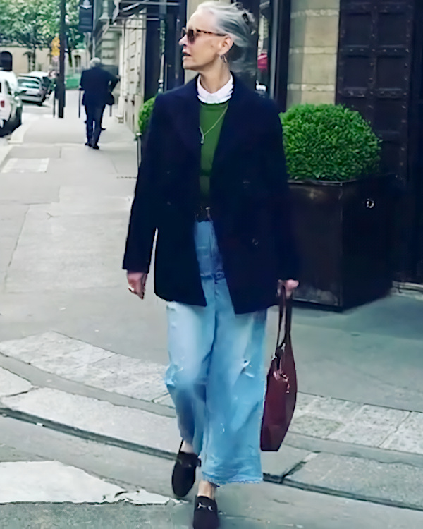 Femme de 60 ans portant un jean large avec une silhouette élégante et équilibrée