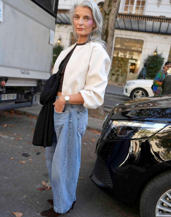 Jean large associé à un haut structuré pour équilibrer les volumes avec élégance