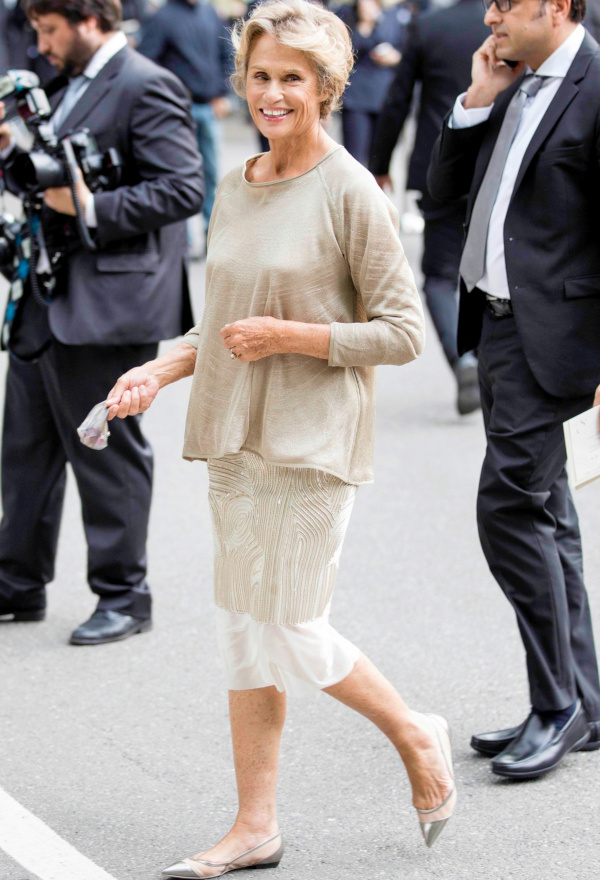 Femme de 60 ans dans une tenue de baptême élégante, personnelle et affirmée