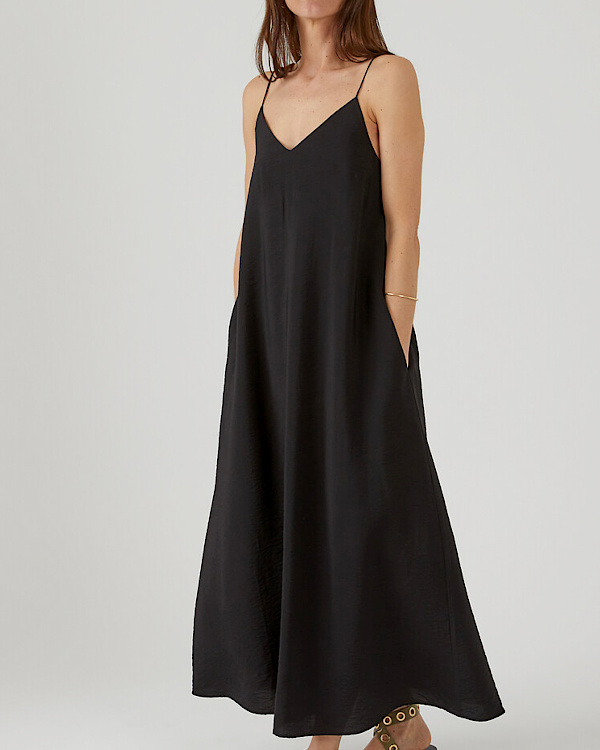 Robe longue noire à fines bretelles, coupe ample et poches côtés
