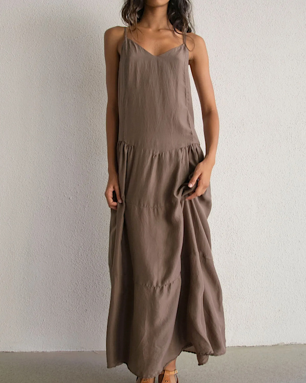 Robe longue taupe à fines bretelles, coupe fluide et empiècements froncés
