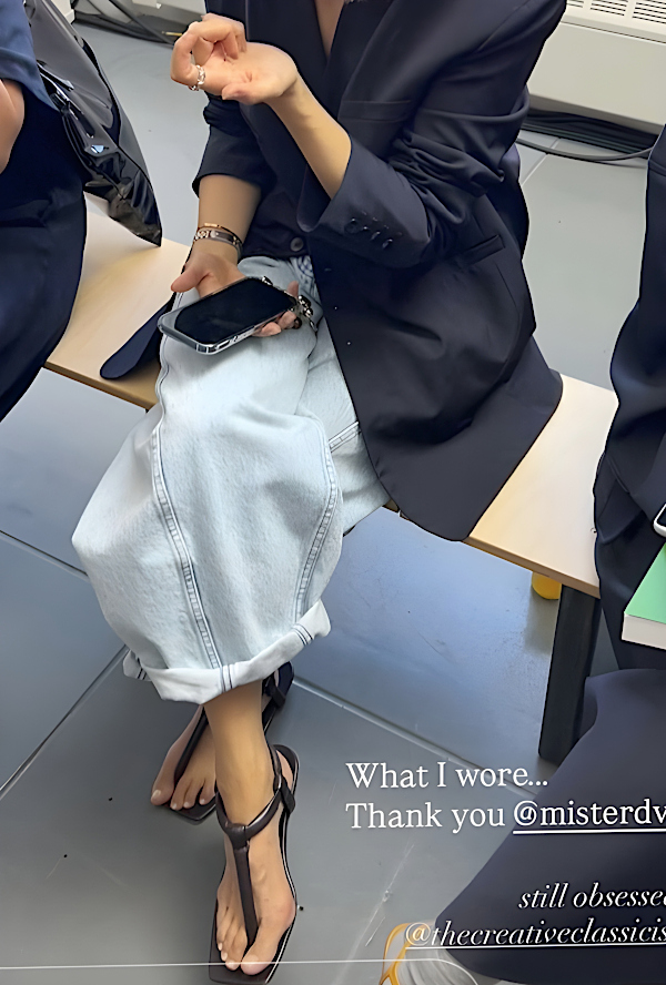 Mêlant jean large roulotté, nu-pieds minimalistes et blazer bleu marine, ce look a tout bon !