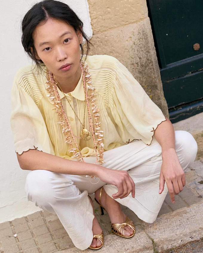Le collier de coquillage sied particulièrement bien au look pastel !