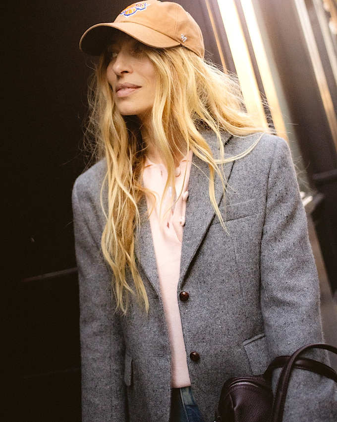 Rien de tel qu'une petite touche de rose pour adoucir un look androgyne !