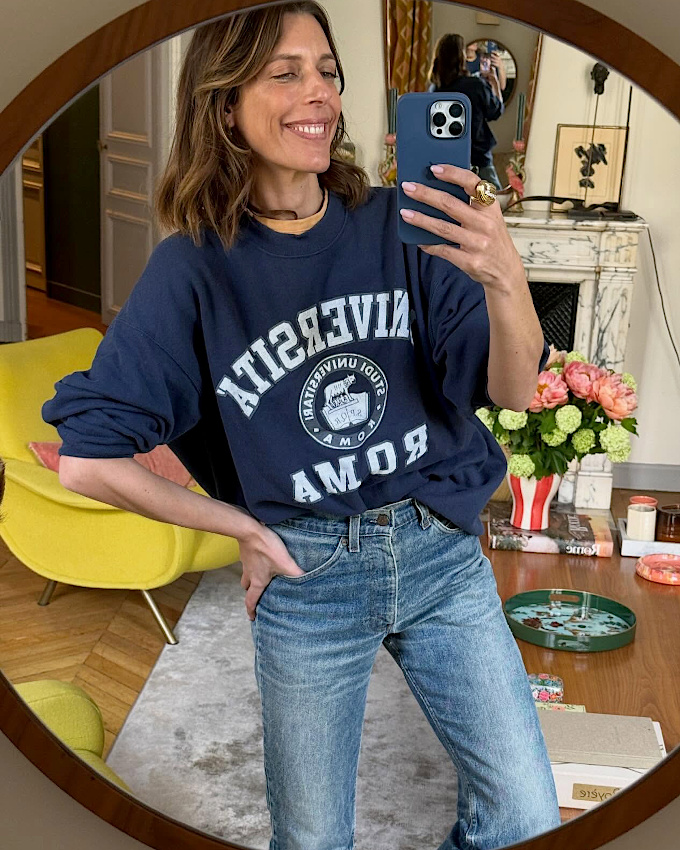 Sweat universitaire + jean clair = le bon mix
