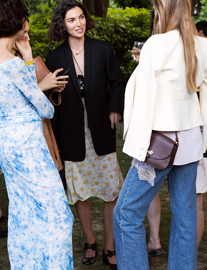 Blazer noir + robe fleurie = le bon mix
