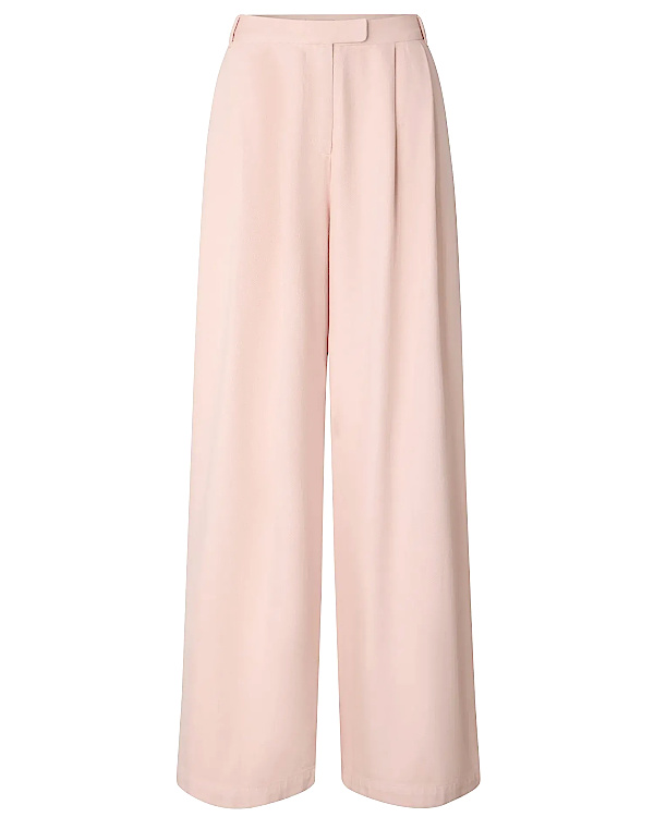 Pantalon foncé à la coupe nette pour affiner visuellement la silhouette