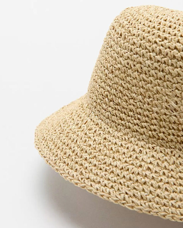 Chapeau en raphia crocheté clair pour une tenue de mariage d’été