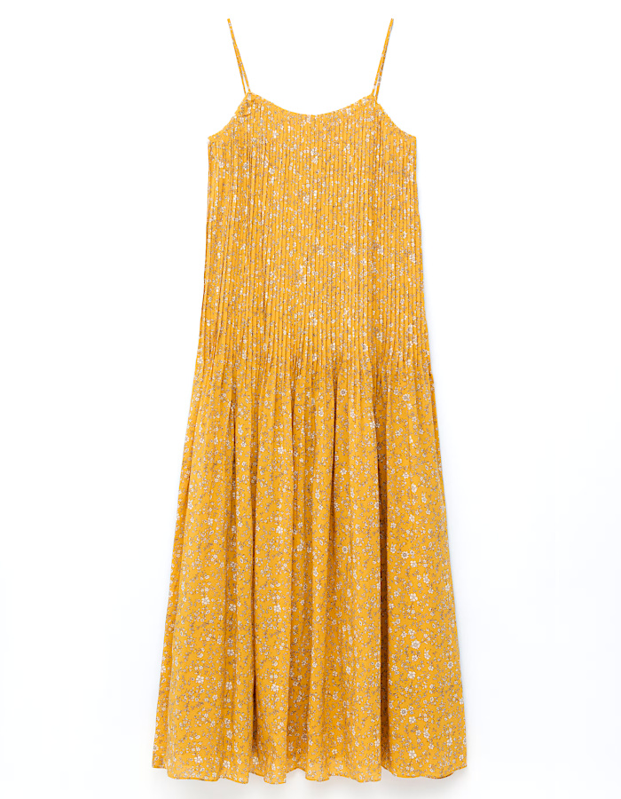Une longue robe safran taille basse
