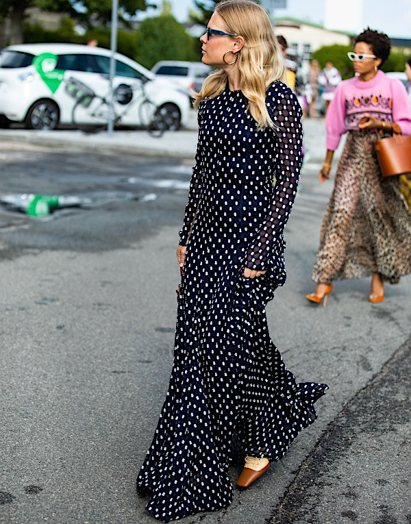 Robe longue bleu marine à pois blancs au style élégant et sophistiqué