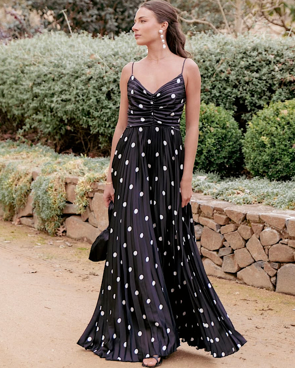Robe longue noire à pois blancs idéale pour assister à un mariage chic