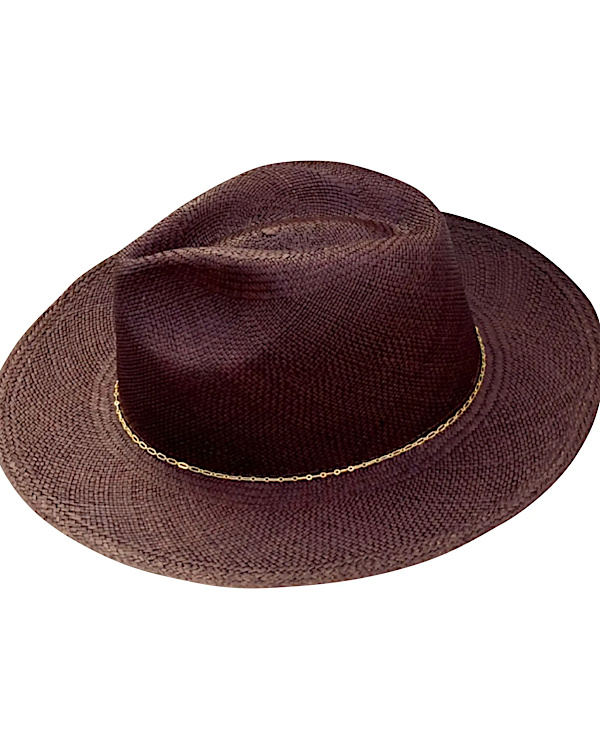 Chapeau marron en paille tressée à calotte haute, larges bords souples et fine chaîne dorée