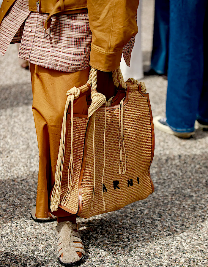 Look street style marron avec veste à carreaux, pantalon camel et grand sac tressé