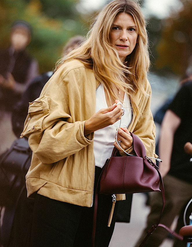 Blouson beige, top blanc et sac bordeaux