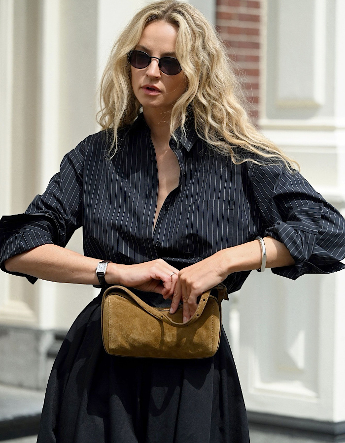 Chemise noire à fines rayures et sac en daim camel