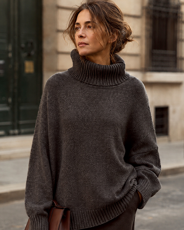 Femme portant un pull gris ample à col roulé