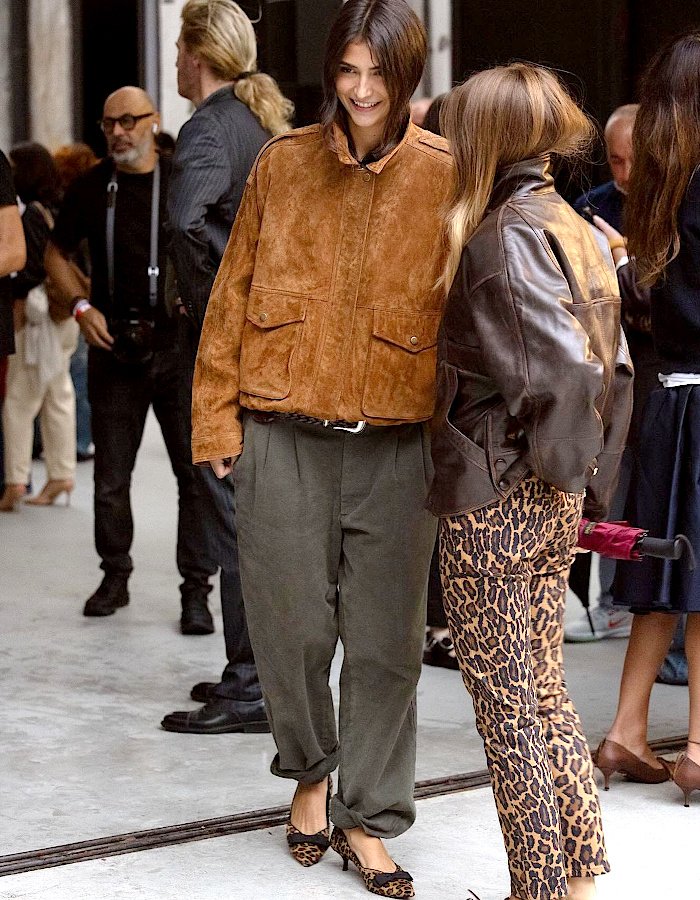 Blouson en daim camel porté avec un pantalon kaki et des escarpins léopard