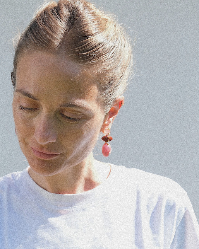 Mêlant coiffure élégante, tee-shirt blanc et boucles d'oreilles de caractère, ce mix a tout bon !