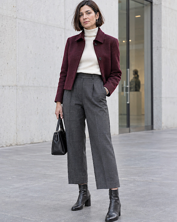 Pantalon 7/8 gris large porté avec veste bordeaux et bottines noires