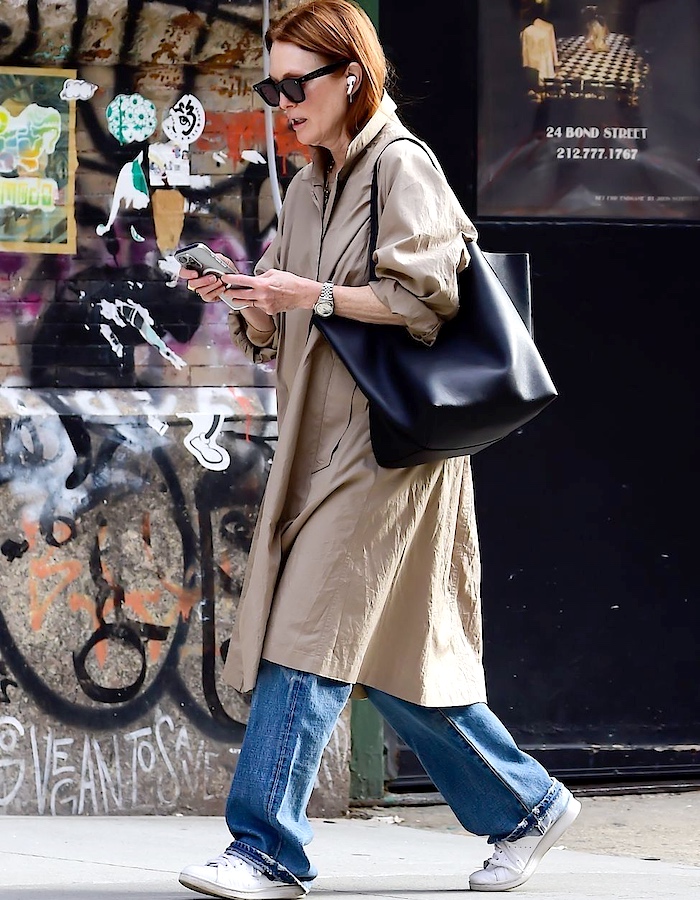 Inspirations mode après 60 ans : trench, couleurs vives, imprimés et accessoires affirmés